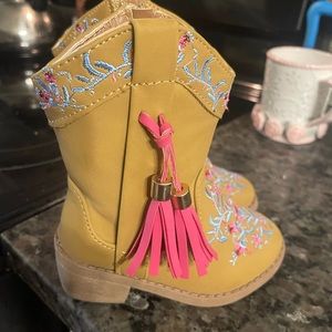 Toddler girls size 6 boots. like new condition!